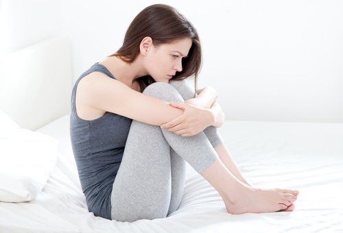 менструальные нарушения - женщина с менструальной болью