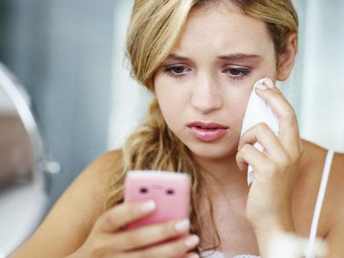 эмоциональная зависимость - плачущая женщина с телефоном