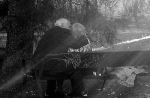 Пожилые люди - поцелуй