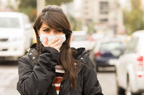 Женщина с маской - загрязнение окружающей среды