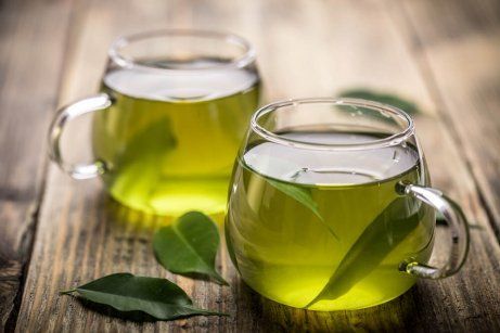 мочегонные вливания - два стакана с зеленым чаем