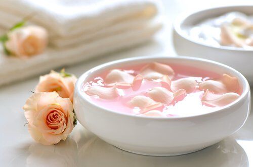 Йогурт с розовыми лепестками
