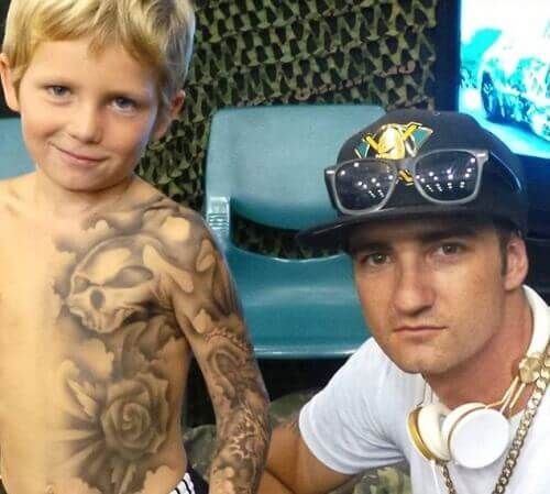 Мальчик с татуировкой