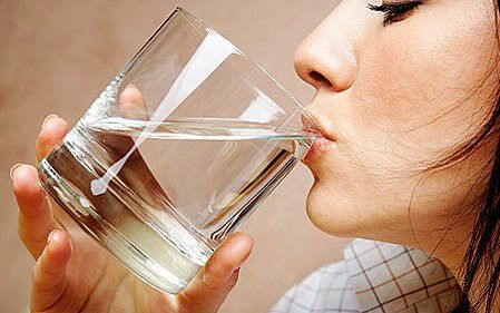 Женщина - питьевая вода