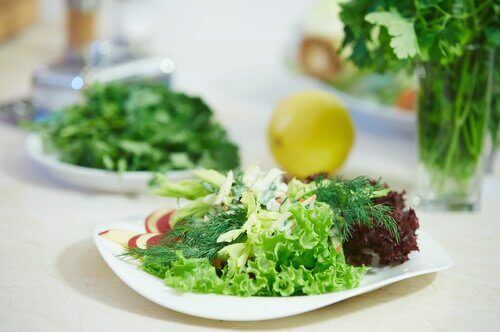 Салат-латук на тарелке