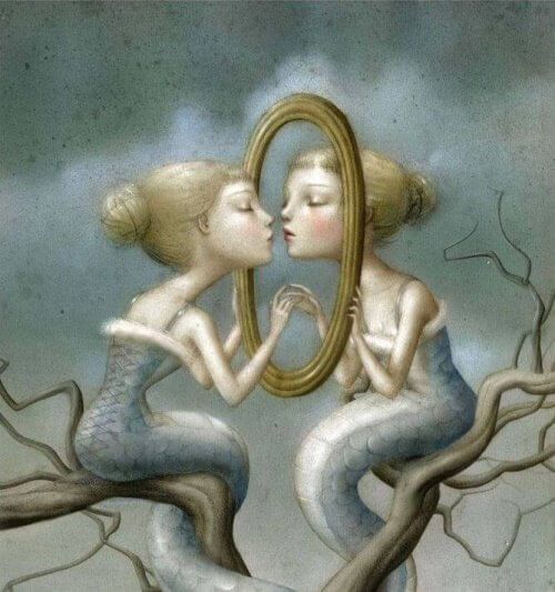 Женщина целует зеркало: повседневная мотивация