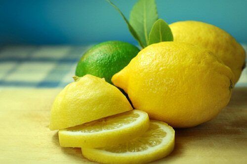 Лимон разрезают на кусочки