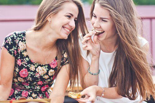 Улыбающиеся друзья - незабываемые люди приносят улыбку на лицах других людей