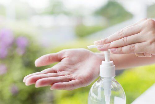 антибактериальное мыло на руке