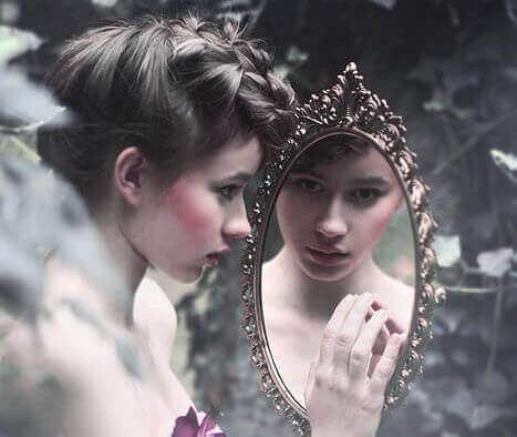 Женщина в зеркале