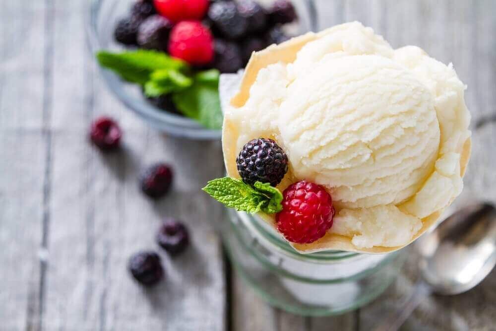 низкокалорийный десерт - ванильное мороженое
