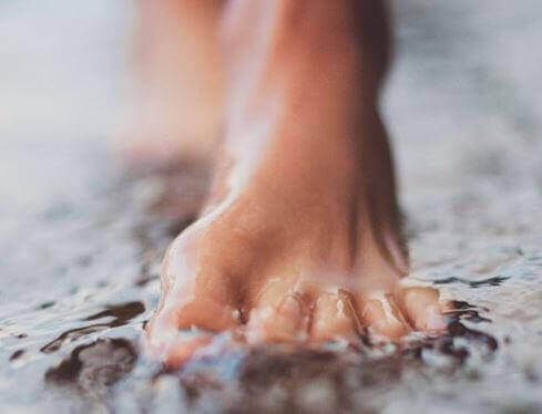 Нога в воде