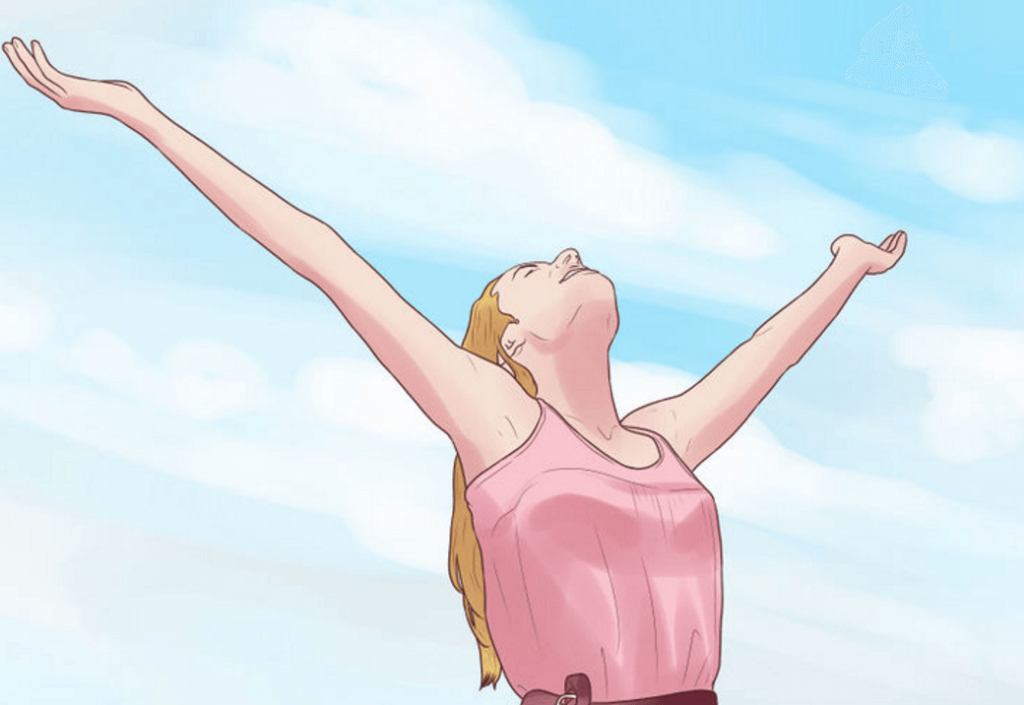 Счастливая женщина поднимает руки к небу
