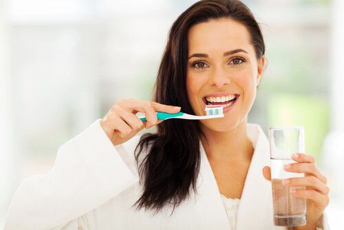 женщина чистит зубы. очищение организма