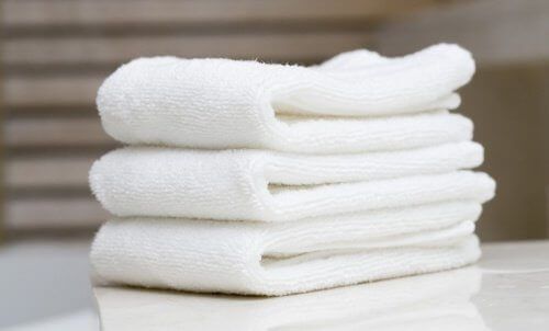 Белые полотенца и пятна