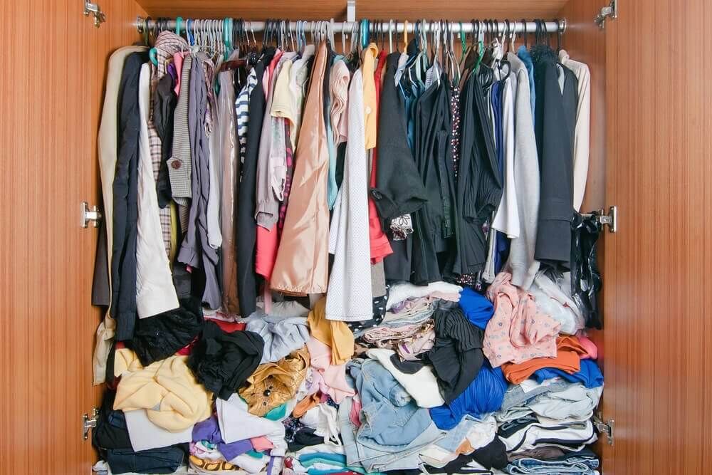 Закрытый гардероб, разбросанная одежда