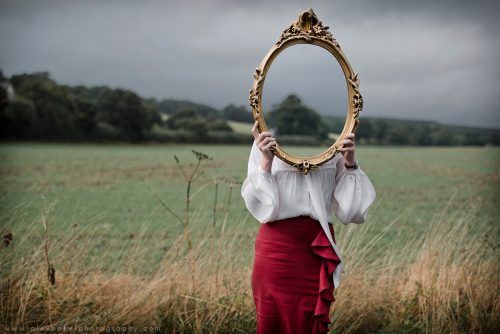 Женщина с зеркалом