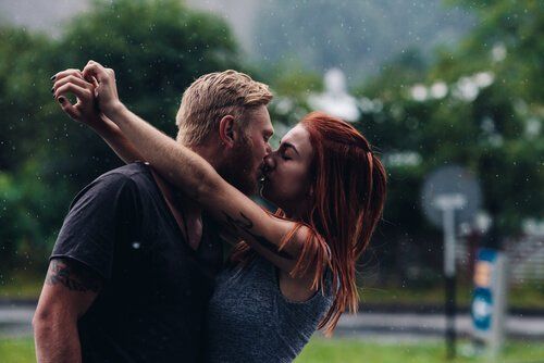 Пара целует - окситоцин