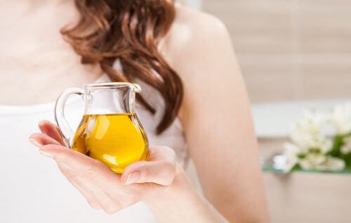 Оливковое масло экстра вирджин, содержащееся женщиной