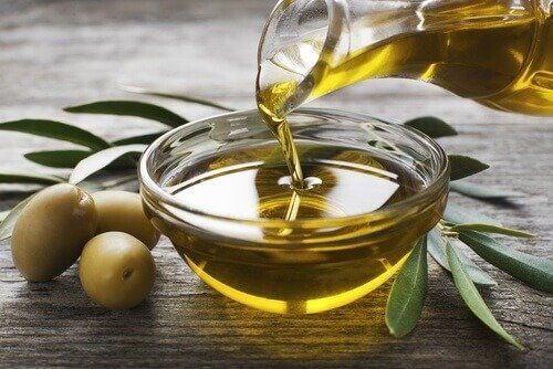 графин и миска с оливковым маслом - кожа без дефектов