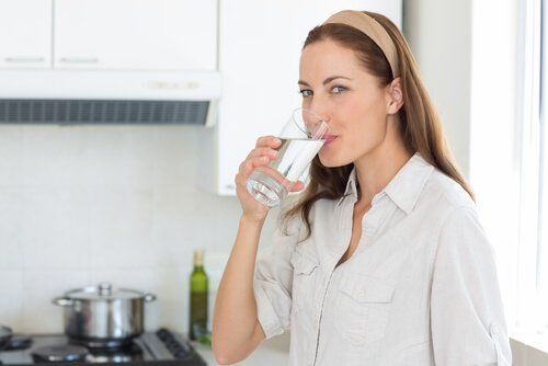 Женщина пьет воду или как омолаживает ее лицо