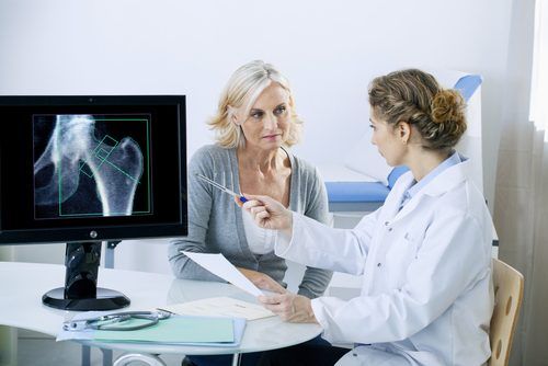 Остеопороз. Женщина при денситометрии врача