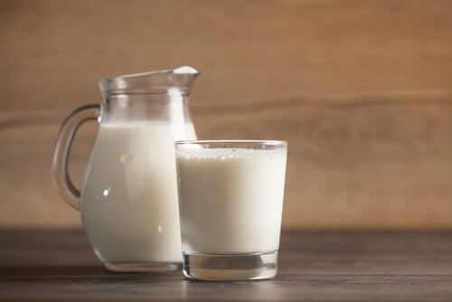 молоко в стакане и кувшин