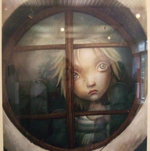 Печальный ребенок в окне