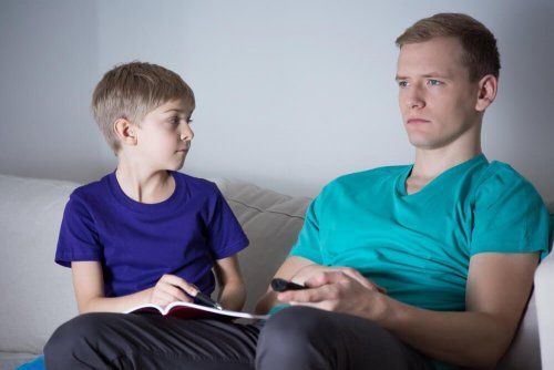 мальчик и отец - ребенок не хочет слушать