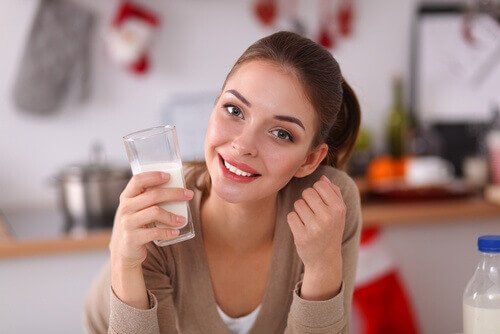 Женщина, пьющая молоко