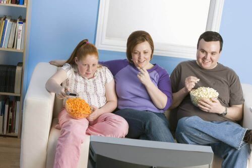 ожирение ожирение семьи на диване смотреть телевизор
