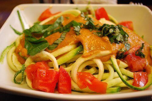 Спагетти с белым соусом и пропаренными овощами