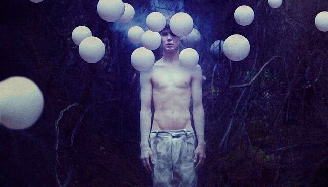 Человек и белые воздушные шары.