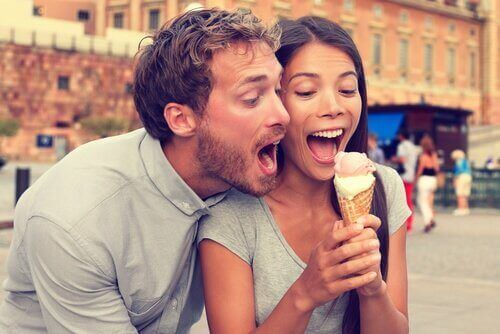 пара, едят мороженое