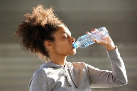 пить много воды - девочка питьевая вода из бутылки