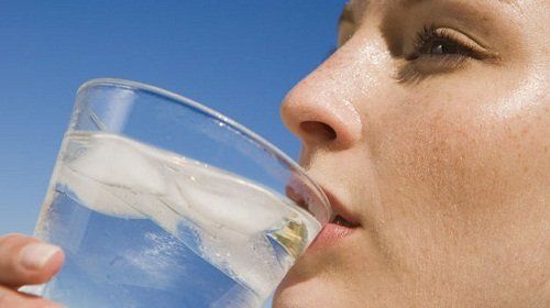 Женщина питьевой воды со льдом