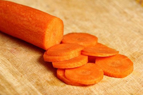 Свежая морковь нарезанная