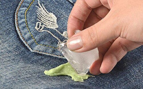 удаление жевательной резинки из джинсов с использованием льда