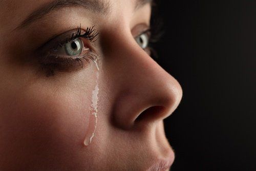 этапы траура - плачущая женщина