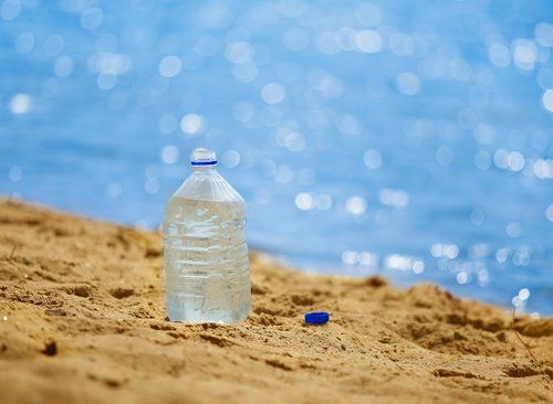 Вода из пластиковых бутылок должна исходить из хорошего источника - бутылки на пляже