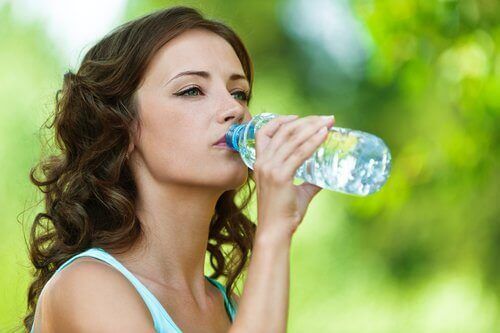 Вкус воды из пластиковых бутылок - женщина питьевой воды