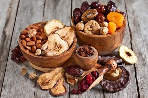 Сушеные фрукты и сухофрукты, орехи