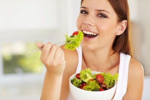 Здоровое питание женщина есть салат на здоровой почки