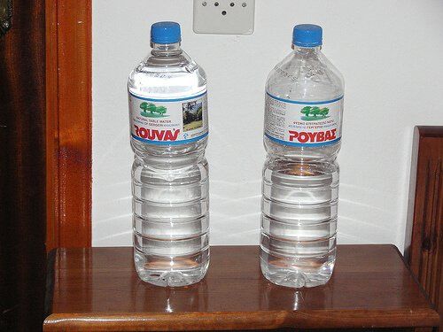 Две бутылки минеральной воды