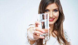 Пить воду, женщина, держащая стакан сока чистки рекомендации