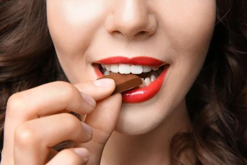 потеря веса без голода, женщина ест шоколад