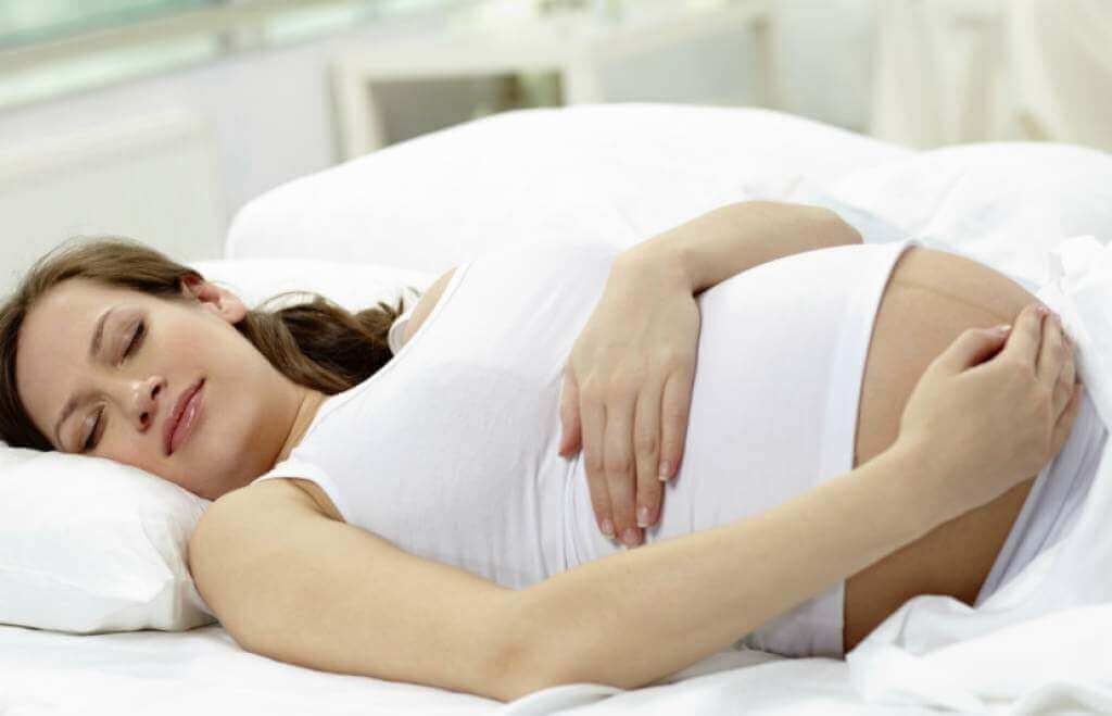 Беременная женщина во время сна