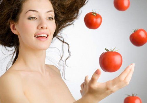Женщина и помидоры