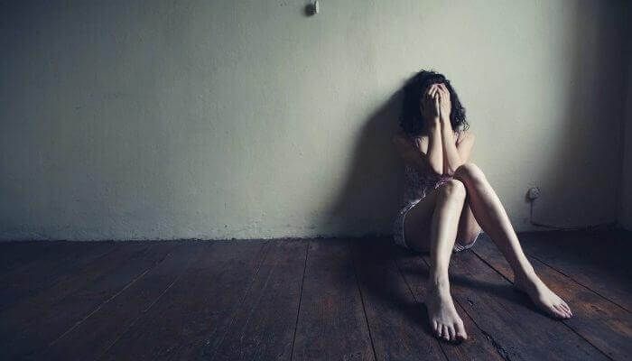 Сломанная женщина плачет на полу. Естественно, что грустно, но быть пессимистом - это выбор.