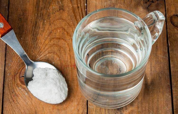 Соль и вода для потных пятен